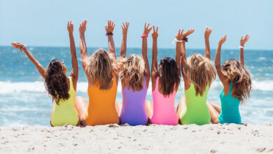 Foto de Roberto Nickson: https://www.pexels.com/es-es/foto/foto-de-vista-posterior-de-seis-ninas-en-traje-de-bano-sentada-sobre-arena-blanca-2647973/