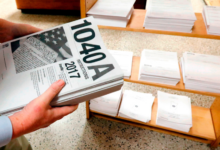Susan Prendergast, de la biblioteca Eudora Welty Library en Jackson, Mississippi, organiza planillas de declaración de impuestos, el 15 de febrero del 2018. (AP foto/Rogelio V. Solis)