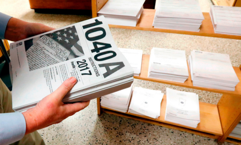 Susan Prendergast, de la biblioteca Eudora Welty Library en Jackson, Mississippi, organiza planillas de declaración de impuestos, el 15 de febrero del 2018. (AP foto/Rogelio V. Solis)