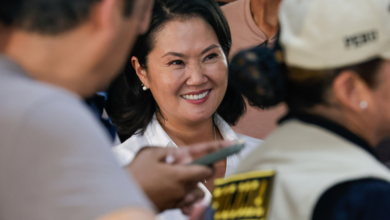 Keiko Fujimori, candidata presidencial del partido Fuerza Popular, hace cola para votar durante las elecciones generales celebradas en Lima, Perú, el domingo 12 de abril de 2026. (Foto AP/Bruno Elias)